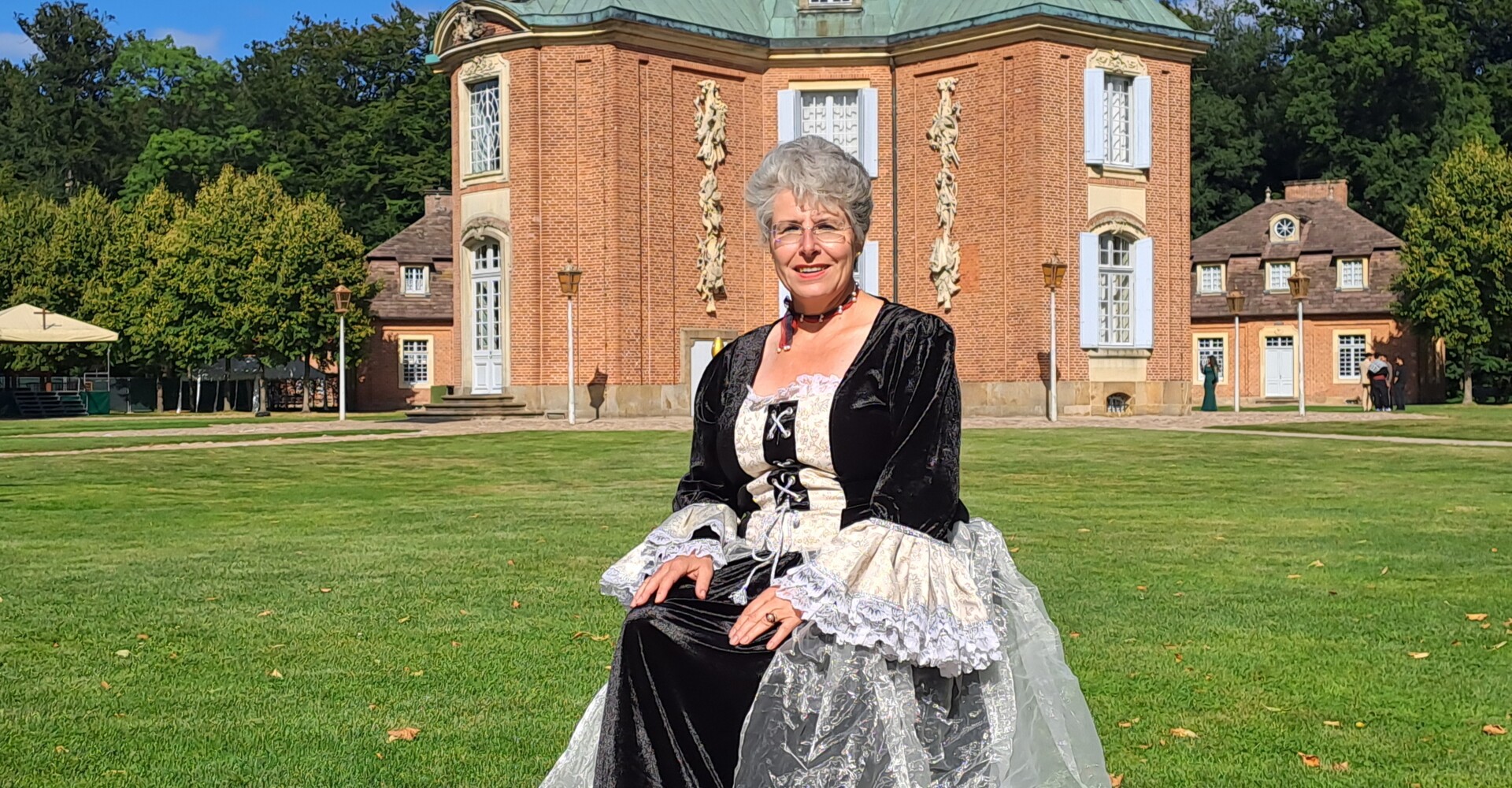 Anita Jacobi am Schloss